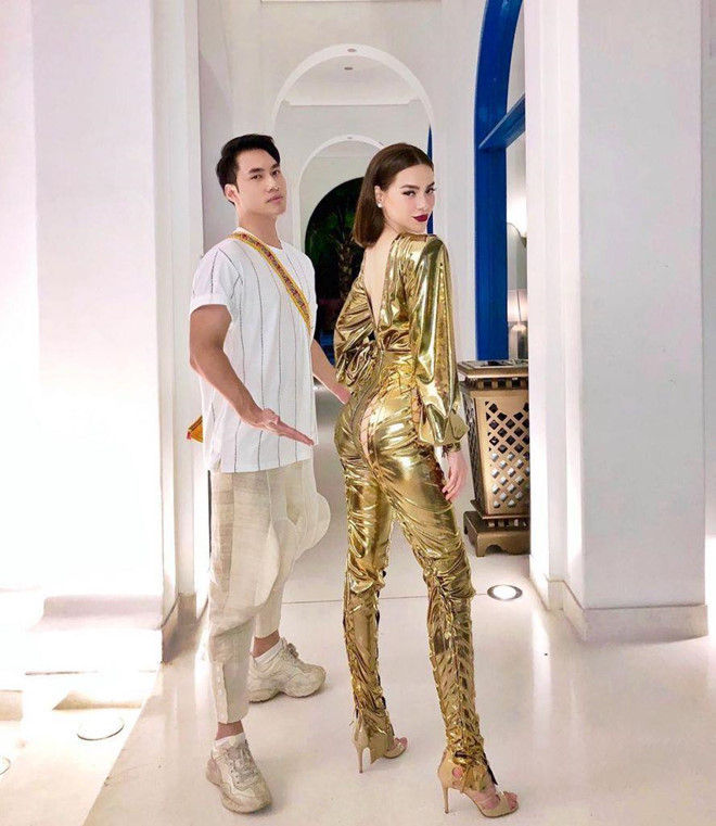 Lý Quý Khánh từng tặng cho Hồ Ngọc Hà bộ jumpsuit ánh kim vàng với những đường cắt xẻ táo bạo nhân dịp cô có show diễn tại Đà Nẵng. Bộ đồ này không những bó sát, mà còn để lộ một số chỗ khá nhạy cảm.