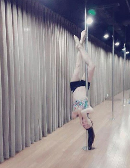 Ngoài yoga thì múa cột cũng là môn thể thao được Hà Hồ yêu thích. Nhờ cơ thể dẻo dai và thường xuyên luyện tập nên nữ ca sĩ có thể thực hiện được nhiều động tác cực khó.