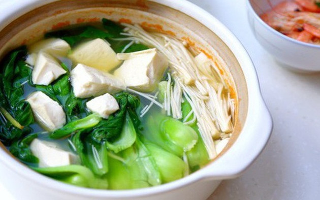 Đậu phụ: Với vị ngọt, tính mát, nhuận táo, bổ trùng, giải độc, sinh nước bọt và thanh nhiệt cơ thể, đậu phụ xứng đáng xếp đầu trong bảng danh sách các loại thức ăn giải nhiệt cơ thể cực tốt vào những ngày hè nắng gắt.