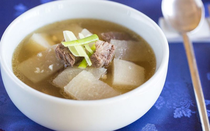 Củ cải trắng: Lượng nước trong củ cải trắng chiếm phần lớn nên nó có tác dụng rất tốt trong việc giải nhiệt mùa hè. Đặc biệt, nếu bạn đang bị nhiệt miệng thì củ cải trắng sẽ là một liều thuốc tự nhiên hữu ích.