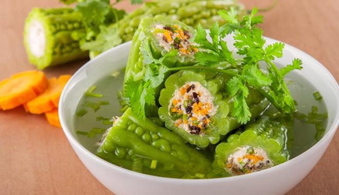 Mướp đắng hay còn có tên gọi là khổ qua, giàu vitamin và khoáng chất có tác dụng thanh giải nhiệt, minh mục giải độc. Mướp đắng dùng trong các trường hợp nhiệt miệng, sốt nóng mất nước, hội chứng lỵ, viêm cấp tính đường tiết niệu, sỏi đường tiết niệu, mụn nhọt, bệnh tiểu đường. Do đó, tuy vị của nó không dễ ăn nhưng lại vô cùng tốt cho sức khỏe, đặc biệt là vào mùa hè.