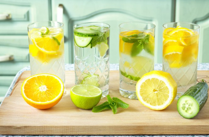 Chọn hoa quả tươi, thành phần có chứa nhiều vitamin C như: dưa hấu, cam, thanh long, táo, cà chua… Ngoài ăn trực tiếp, dùng các loại hoa quả này ép lấy nước uống hoặc làm sinh tố cũng rất tốt. Hạn chế ăn các loại hoa quả có chứa nhiều đường như mít, vải, nhãn, xoài…Ảnh: Internet. Video "Chế biến món ngon từ nấm đông cô". Nguồn: VTC.