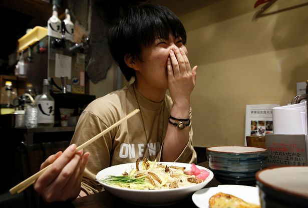 Vài năm trước, đầu bếp nhà hàng Yuta Shinohara cũng từng gây sốt với món mì ramen côn trùng khiến thực khách xếp hàng dài chờ được ăn thử.