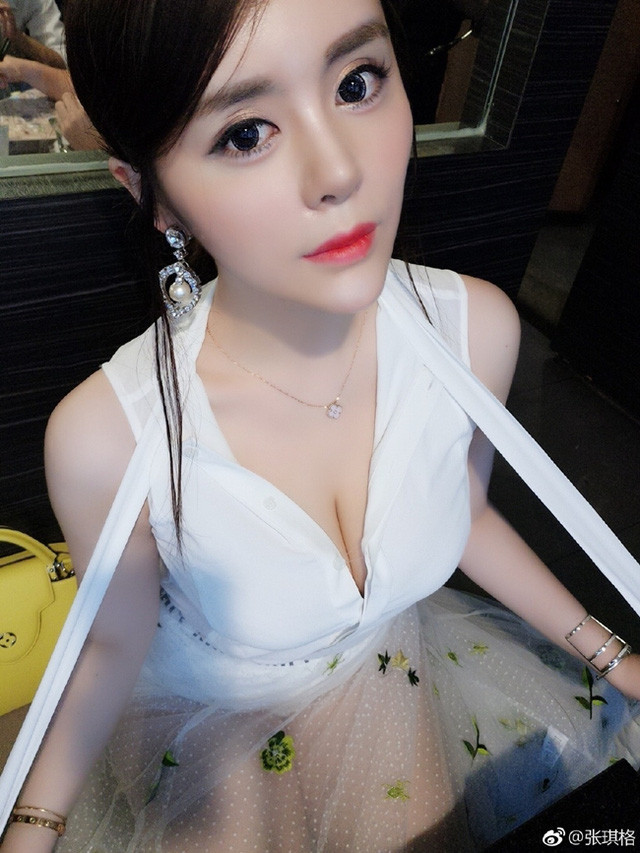 Nàng hậu Trung Quốc khá ưa chuộng váy áo cúp ngực hoặc xẻ sâu, nhiều lần vô tư mặc lộ nội y hoặc có hành động khiêu khích, chỉnh váy áo khi lên sóng.