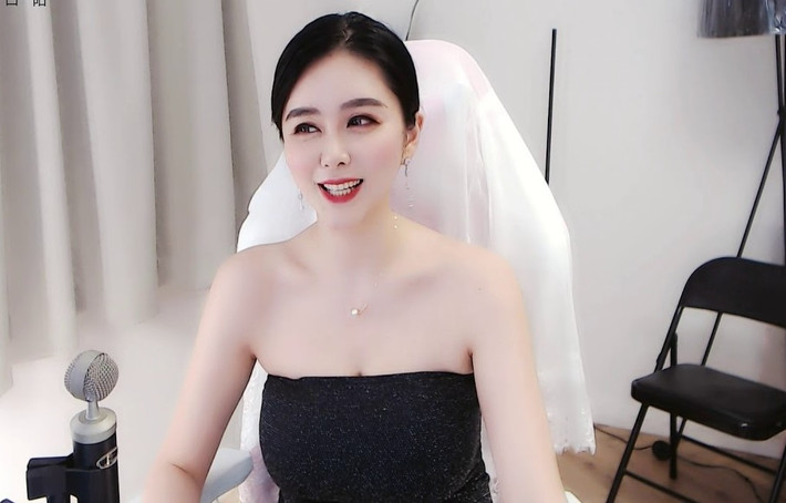 Sau khi gia nhập làng giải trí, Trương Kỳ Cách tận dụng lợi thế ngoại hình của mình kết hợp phong cách thời trang hở bạo khoe vòng một “khủng” để thu hút người theo dõi.