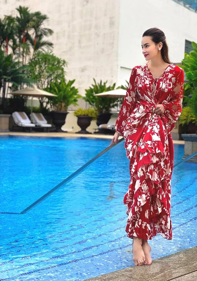 Các thiết kế ôm sát, khoe dáng đồng hồ cát dần được thay thế bằng trang phục váy lụa suông mềm, đầm cánh bướm, sơ mi hoặc áo blouse dáng rộng.
