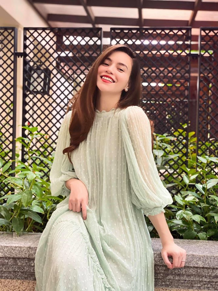 Hồ Ngọc Hà chọn váy lụa thoải mái trong những ngày ốm nghén vì mang thai.