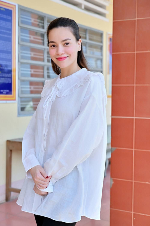 Khi tham gia các hoạt động thiện nguyện, Hồ Ngọc Hà chọn áo blouse dáng rộng để tạo nên sự gần gũi và thân thiện. Ảnh: FB, Internet. Video "Minh Hằng chia sẻ về phong cách thời trang". Nguồn: VTC.
