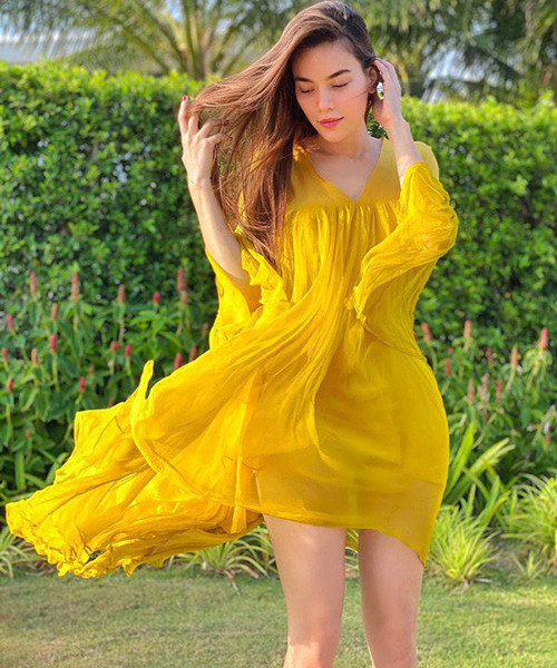 Thông tin Hà Hồ mang thai đôi là chủ đề được chú ý nhiều ngày nay. Dù không lên tiếng xác nhận nhưng Hà Hồ vẫn diện váy suông rộng, nhan sắc rạng rỡ xứng danh bà bầu nhuận sắc nhất nhì Vbiz.