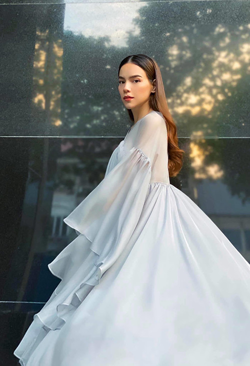 Ngay từ khi ốm nghén, Hồ Ngọc Hà thay đổi phong cách thời trang từ gợi cảm sang nhẹ nhàng và phù hợp với bà bầu.