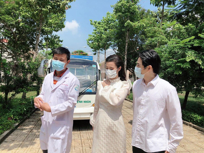 Đang trong những tháng đầu thai kỳ, Đông Nhi vẫn mặc váy thanh lịch cùng Ông Cao Thắng đến thăm bệnh viện dã chiến Củ Chi, TP HCM.