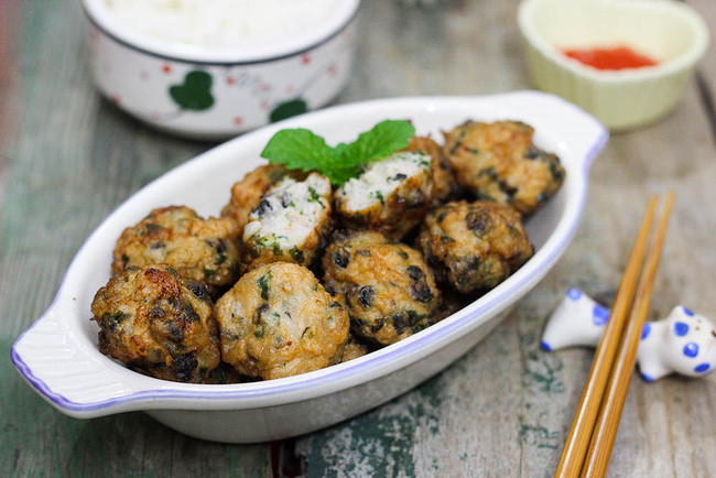 Chả ốc là món ăn đơn giản, dân dã nhưng lại cực đặc biệt và thơm ngon. Miếng chả ốc với vị ngọt của giò, hương thơm của lá lốt và vị dai giòn sựt sựt của ốc khiến cho món ăn trở nên quyến rũ, hấp dẫn biết bao.