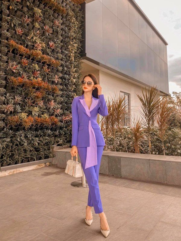 Người đẹp Hương Giang diện bộ suit màu tím khiến ai cũng phải trầm trồ vì quá đẹp.