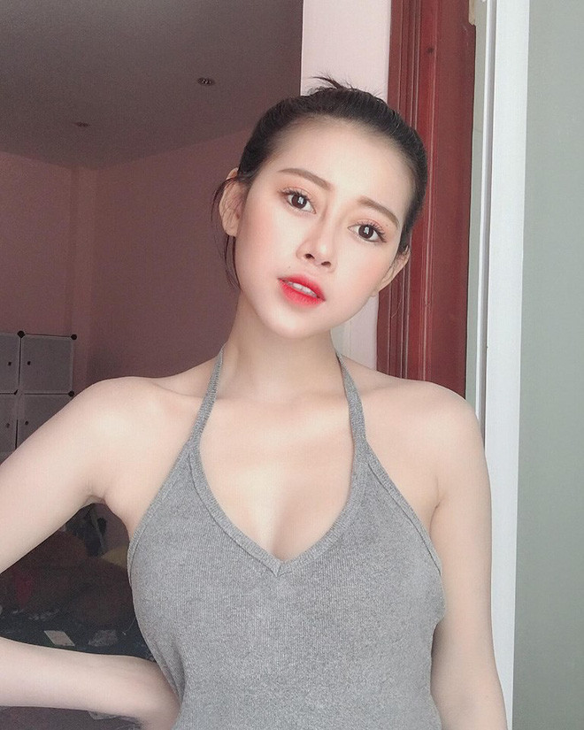 Những chiếc áo hai dây là trang phục gợi cảm thường thấy của "em gái chị Google".