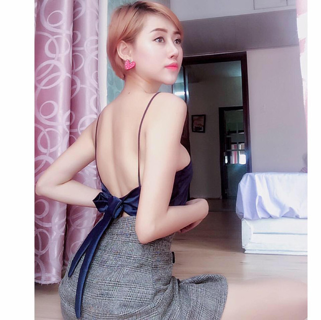 Phương Thoa khoe lưng trần táo bạo với chiếc áo yếm cực sexy.