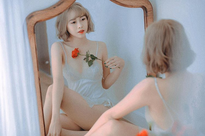 Phương Thoa khoe vóc dáng gợi cảm với chiếc đầm ngủ hai dây.