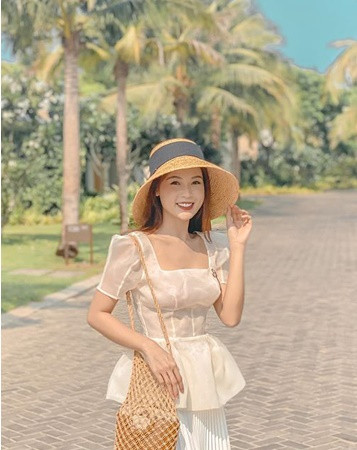 Sam ăn mặc sang chảnh khi thuê hẳn một biệt thự sát biển để tự cách ly chống COVID-19 trong vòng nửa tháng.