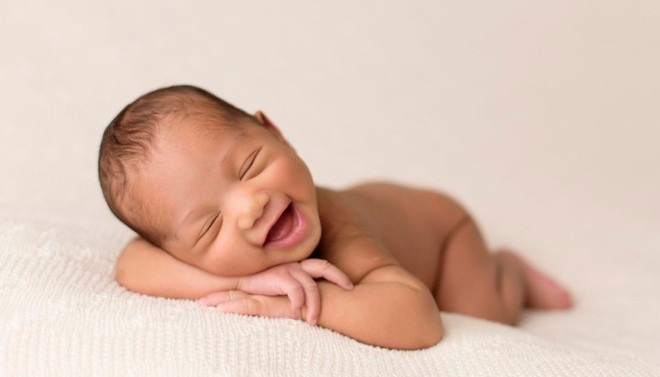 Hầu hết các người mẫu nhỏ hơn 2 tuần tuổi giúp Sandi dễ dàng tạo dáng chụp ảnh. Một điều gì đó đã vô tình làm em bé cười khi ngủ.