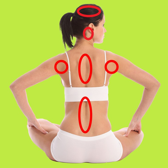 Vệ sinh vùng lưng: Các vùng da quanh đốt sống, sau vai, sau tai… thường bị lơ là, không vệ sinh kỹ khi tắm. Bạn nên sử dụng các dụng cụ chuyên dụng như bàn chải có cán dài để dễ dàng làm sạch những vùng da này hơn, bởi chúng cũng là nơi tích tụ nhiều mồ hôi, da chết…