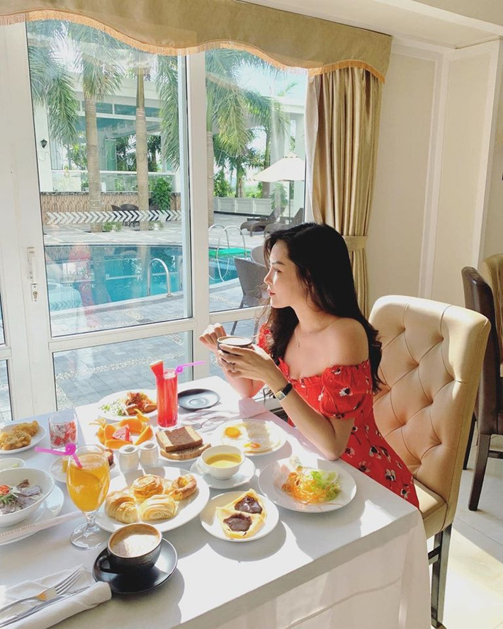 Váy áo trễ vai cũng là một lựa chọn không thể thiếu trong tủ đồ của Thanh Quỳnh.