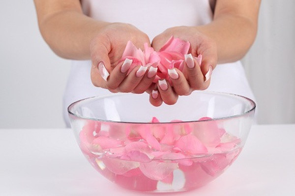 Dưỡng da cơ thể săn chắc: Các bà hoàng triều đại nhà Nguyễn cũng rất chú trọng chuyện chăm sóc làn da cơ thể. Họ thường tắm nước ấm pha với thảo dược, kết hợp vỗ nhẹ lên da để kích thích lưu thông máu, giúp da săn chắc, hồng hào và láng mượt. Ảnh: Internet. Video "Bí quyết làm đẹp của sao Việt". Nguồn: VTC.