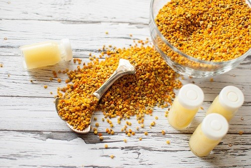 Ngoài ra, bạn cũng có thể vắt cánh hoa cung nữ ra nước, dùng thứ nước này thoa lên da để trị thâm nám, dưỡng da đều màu và trắng sáng mịn màng.