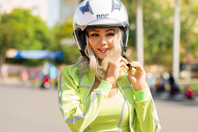 Ngoài hoa hậu người Ê đê, để đổi mới hình ảnh trong mắt công chúng, nhiều mỹ nhân Việt cũng đã từng thử áp dụng mái tóc nhuộm màu bạch kim rực rỡ.