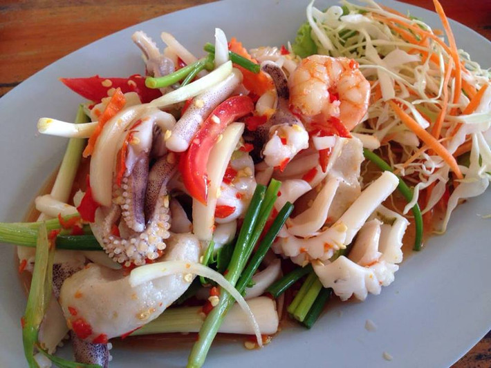 Gỏi tôm mực chua cay: Món gỏi tôm mực chua cay ở miền Nam rất được ưa chuộnh bởi nguyên liệu món này giòn ngon, lạ miệng, hấp dẫn và rất dễ ăn. Gỏi tôm mực chua cay là sự kết hợp giữa nhiều màu sắc: màu trắng của mực tươi, hành tây, màu đỏ của tôm luộc và màu xanh mát mắt của rau cần, dưa chuột. Hòa quyện lại với nhau bởi nước trộn gỏi cay nồng, chua chua, thoang thoảng ngòn ngọt.