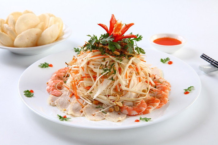 Gỏi củ hũ dừa: Nhắc đến gỏi Nam Bộ mà bỏ qua củ hũ dừa là thiếu sót lớn. Củ hũ dừa là phần thân non giòn ngon màu tắng của cây dừa. Nó rất giàu dinh dưỡng nên ăn rất tốt. Củ hũ dừa trộn gỏi là món ăn được người dân miền Nam nước ta yêu thích bậc nhất.