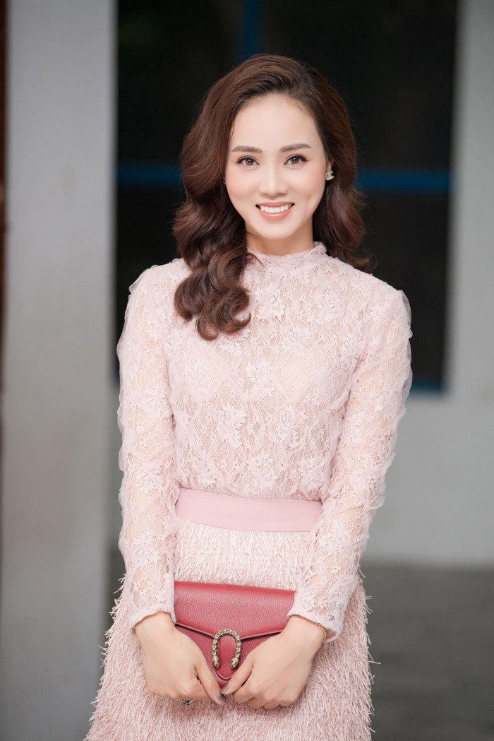 Không quá chuộng váy áo hàng hiệu, bạn gái Công Lý thường sử dụng váy áo của các thương hiệu nổi tiếng trong nước.