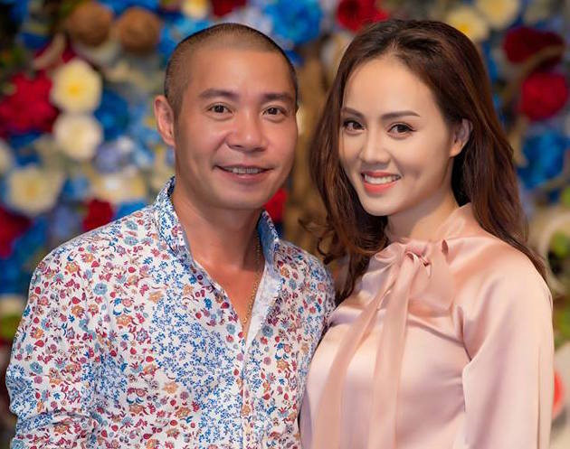 Không quá phô trương, bạn gái NSND Công Lý ăn mặc sang chảnh vừa đủ giúp mình nổi bật khi tháp tùng anh tới các sự kiện.