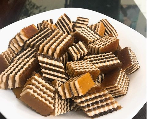 Rau câu flan là món giải nhiệt mùa hè vô cùng hấp dẫn. Từng lớp rau câu cà phê xen kẽ lớp flan béo ngậy thơm nức. Vị ngọt béo của flan quyện vào vị ngọt mát pha chút đắng của cà phê khiến ai cũng thích mê. Ảnh: Internet. Video "Chế biến món ngon từ nấm đông cô". Nguồn: VTC.