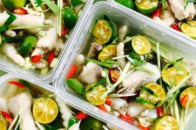 Chân gà ngâm sả tắc: Chân gà ngâm sả tắc có vị thơm và chua ngọt nhẹ nhàng. Bạn có thể chế biến món ngon từ chân gà này để nhâm nhi cùng bạn bè hay người thân vào các dịp lễ hay cuối tuần.
