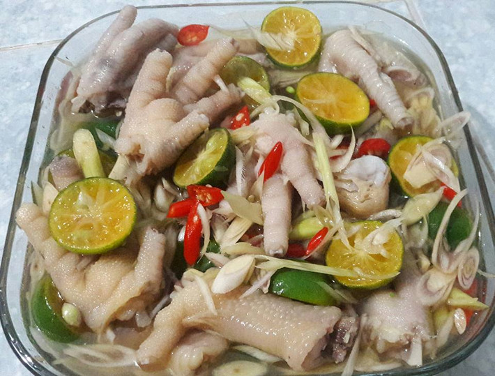Lấy chân gà ra khỏi tủ lạnh, xếp vào lọ, đổ hỗn hợp nước ngâm đã nguội vào lọ sao cho ngập chân gà. Dùng vỉ nén bên trên để chân gà không nổi khỏi nước ngâm. Chân gà ngâm sả tắc khoảng một ngày là có thể ăn được.