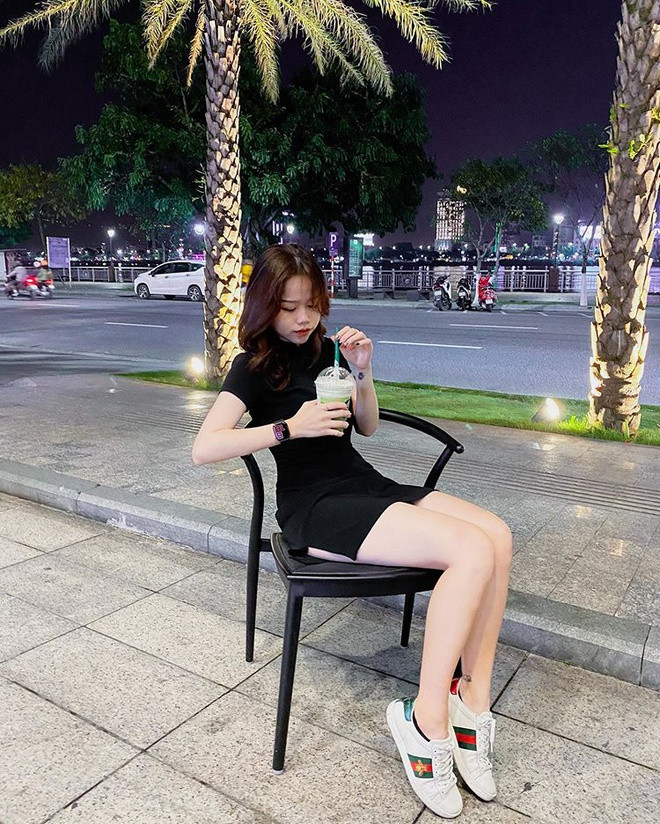 Huỳnh Anh cũng theo đuổi cách ăn mặc trẻ trung, đáng yêu đúng tuổi và phù hợp với dáng người nhất.