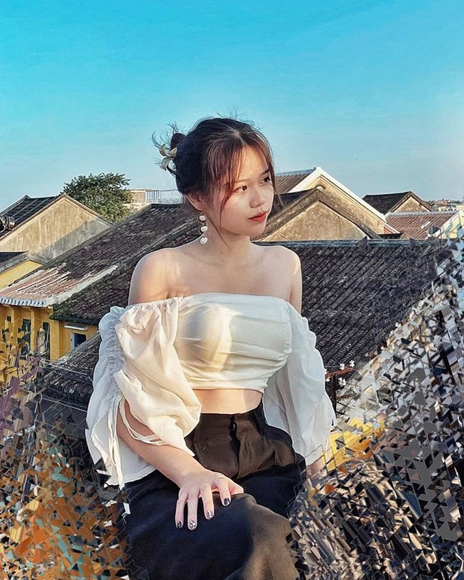 Những kiểu áo trễ vai dáng ngắn, có chi tiết tay bồng bềnh giúp cô bạn khoe thân hình thon thả, mang đến cảm giác điệu đà và phần gợi cảm.