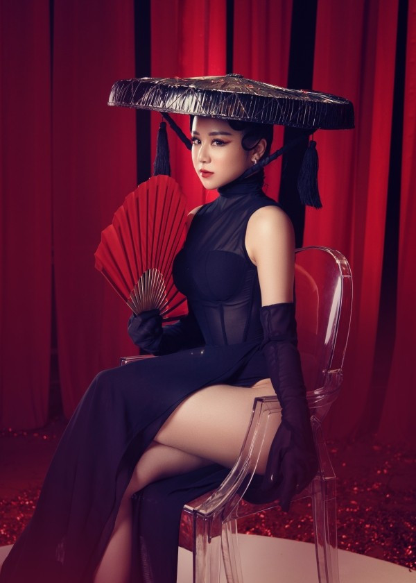 Trong MV, hot girl diện áo dài cách tân xẻ tà cao tới hông, đội phụ kiện giống như chiếc nón quai thao. Bên dưới Nhã Tiên kết hợp mặc boxer trắng, để lộ chân dài gợi cảm. Nhã Tiên thừa nhận cô và ê-kíp đã cố tình mặc như vậy để gây chú ý.
