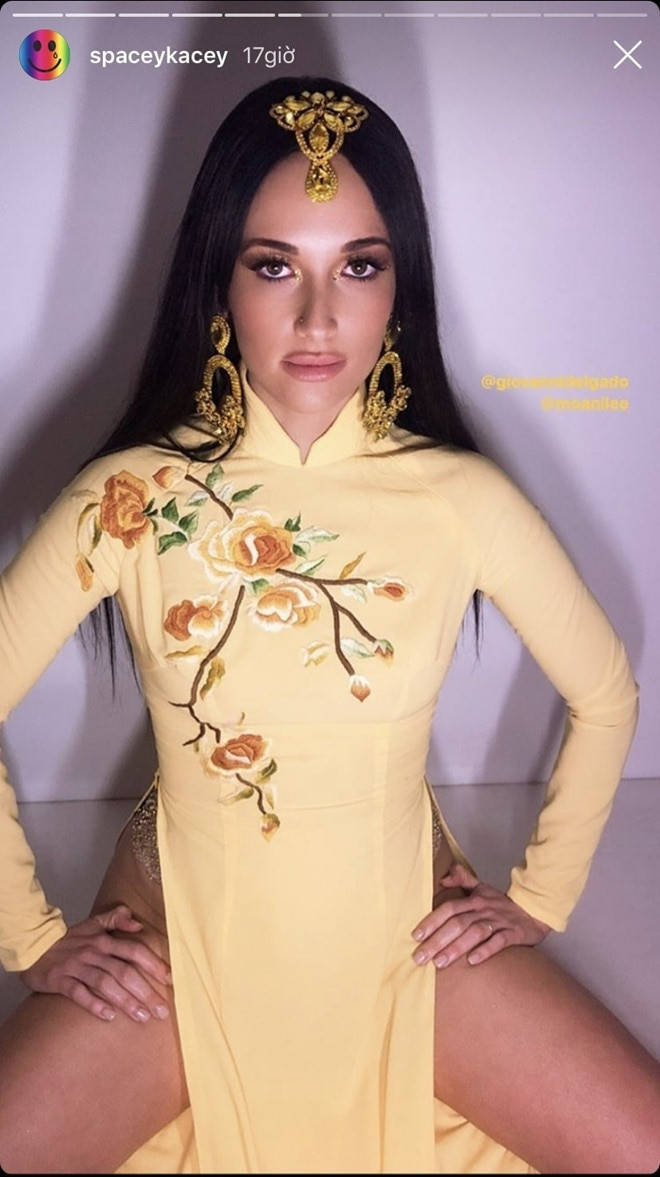 Kacey Musgraves khiến cư dân mạng Việt Nam bức xúc khi cô mặc áo dài không quần trên sân khấu tại Dallas (Mỹ) hồi tháng 10/2019. Cư dân mạng Việt Nam dậy sóng vì cho rằng nữ ca sĩ mặc áo dài như vậy là không tôn trọng truyền thống của Việt Nam.