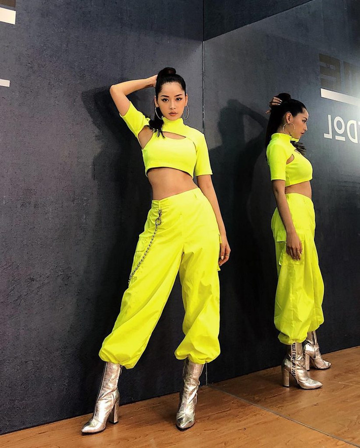 Set áo croptop và quần cargo cá tính ton-sur-ton nõn chuối giúp Chi Pu trông cực kỳ thời thượng.