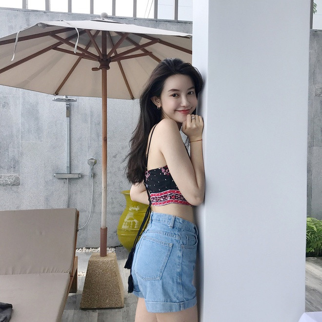 Trương Đại Dịch cũng chuộng kiểu đồ cắt xẻ gợi cảm khoe vóc dáng thon gọn và làn da trắng mịn trong các khung hình.