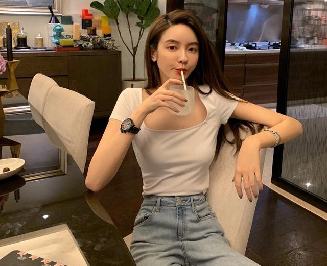 Người đẹp 8X cũng khá chăm diện các trang phục cực đơn giản như áo phông trắng và quần jean cổ điển.