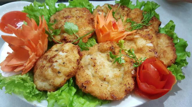 Chả trứng mực đất Mũi: Món ăn này là món đặc sản mà bất cứ ai ăn rồi cũng phải ghiền. Trứng mực chiên thành chả có màu vàng rộm như chả quế, đẹp mắt và có mùi thơm đặc trưng. Khi ăn, chả được cắt thành từng lát khoảng bằng ngón tay, dọn ra bàn cùng rau thơm và bánh tráng.