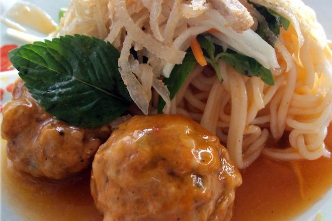 Bánh tằm cay gồm 2 loại là bánh tằm cà ri gà và bánh tằm xíu mại. Sợi bánh tằm được xé rời từng cọng, thịt xíu mại mềm, thơm ăn cùng với rau sống, rưới thêm chút nước sốt cà ri sền sệt, cay xé lưỡi.