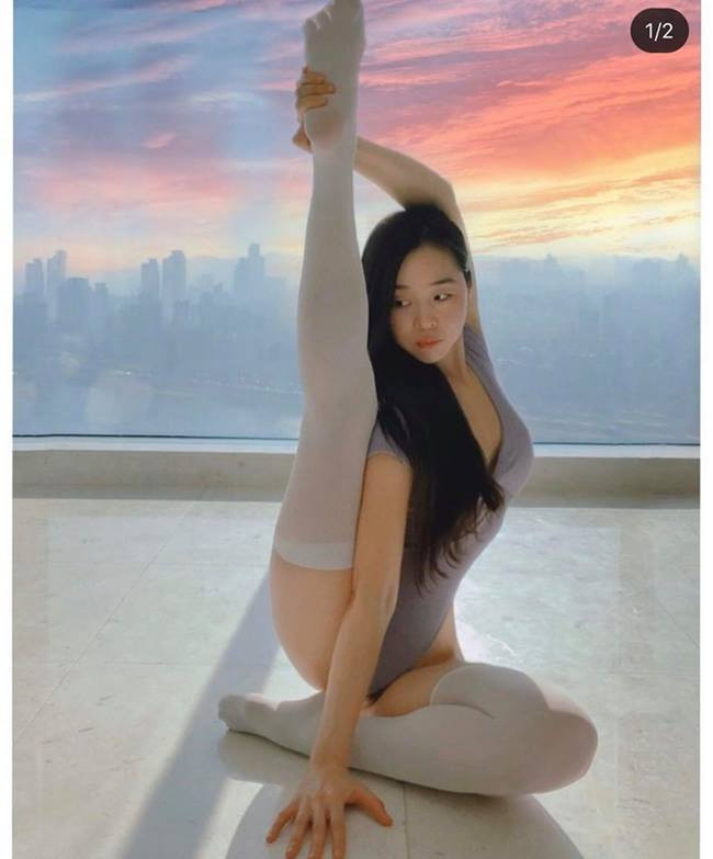 Sang A Yogini thường chọn các bộ đồ tập bó sát khoe trọn những đường cong quyến rũ.