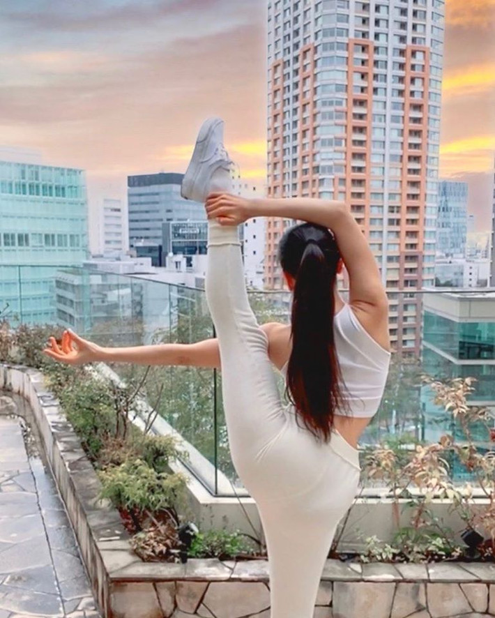 Sự kết hợp giữa khuôn mặt xinh đẹp và thân hình gợi cảm của cô gái khiến rất nhiều chàng trai “mê mẩn”. Ảnh: IG, FB. Video "Bí quyết làm đẹp của sao Việt". Nguồn: VTC.