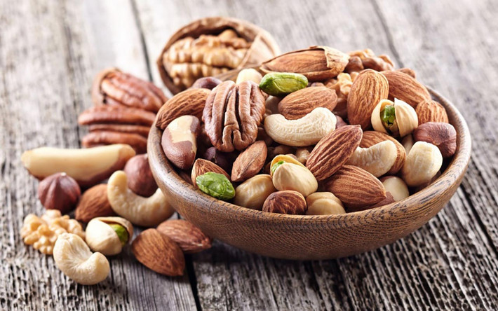 Các loại hạt: Khi cho bé ăn hạt, tình trạng hóc nghẹn rất có thể sẽ xảy ra, gây tắc nghẽn đường thở và để lại hậu quả nghiêm trọng. Hơn nữa, trường hợp trẻ dị ứng với hạt đậu phộng khá phổ biến, mẹ nên cẩn thận.