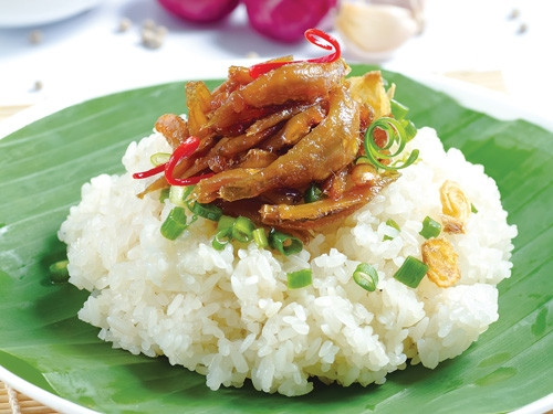Nếu đã đặt chân đến Nha Trang, thưởng thức qua hết các món bánh canh chả cá, bánh xèo, bánh căn, nem nướng,… mà bỏ sót món xôi cá cơm thì bạn dã mất đi một điều thú vị trong chuyến đi.