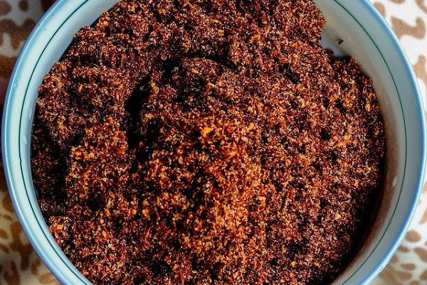 Bên cạnh kiến vàng, thành phần của muối kiến không thể thiếu muối, ớt và bột ngọt. Muối được chọn phải là muối hột. Thứ muối hột đơn giản này mà chính là điểm nhấn hương vị cho món ăn độc đáo này.