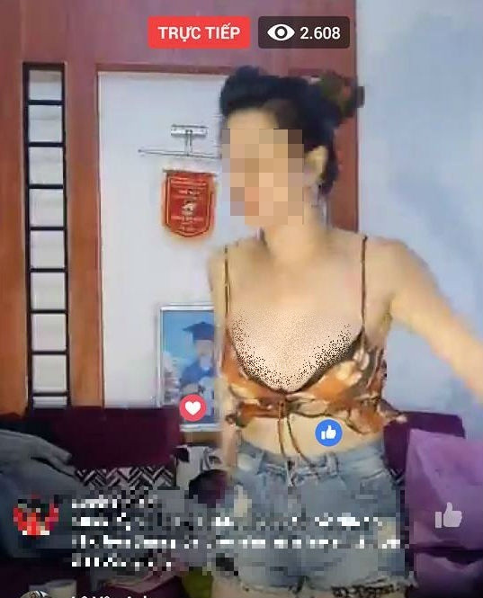 Những hình ảnh về kiểu livestream “khoe thân” để bán hàng online được phát tán đã vấp phải sự phản đối dữ dội của dân mạng.