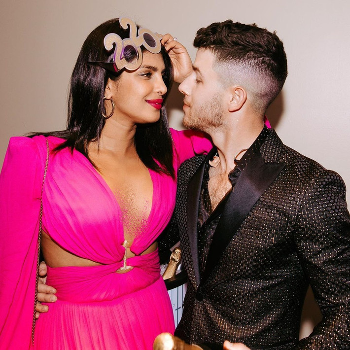 Sau khi kết hôn với nam ca sĩ kém 10 tuổi Nick Jonas vào năm 2018, hoa hậu Priyanka Chopra ngày càng chuộng các trang phục hở bạo khoe thân hình nóng bỏng.
